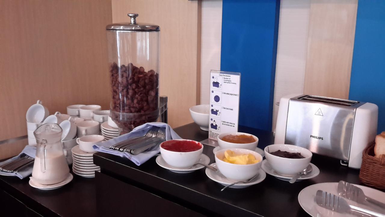 Hotel Brothers Biru Solo Baru Kültér fotó