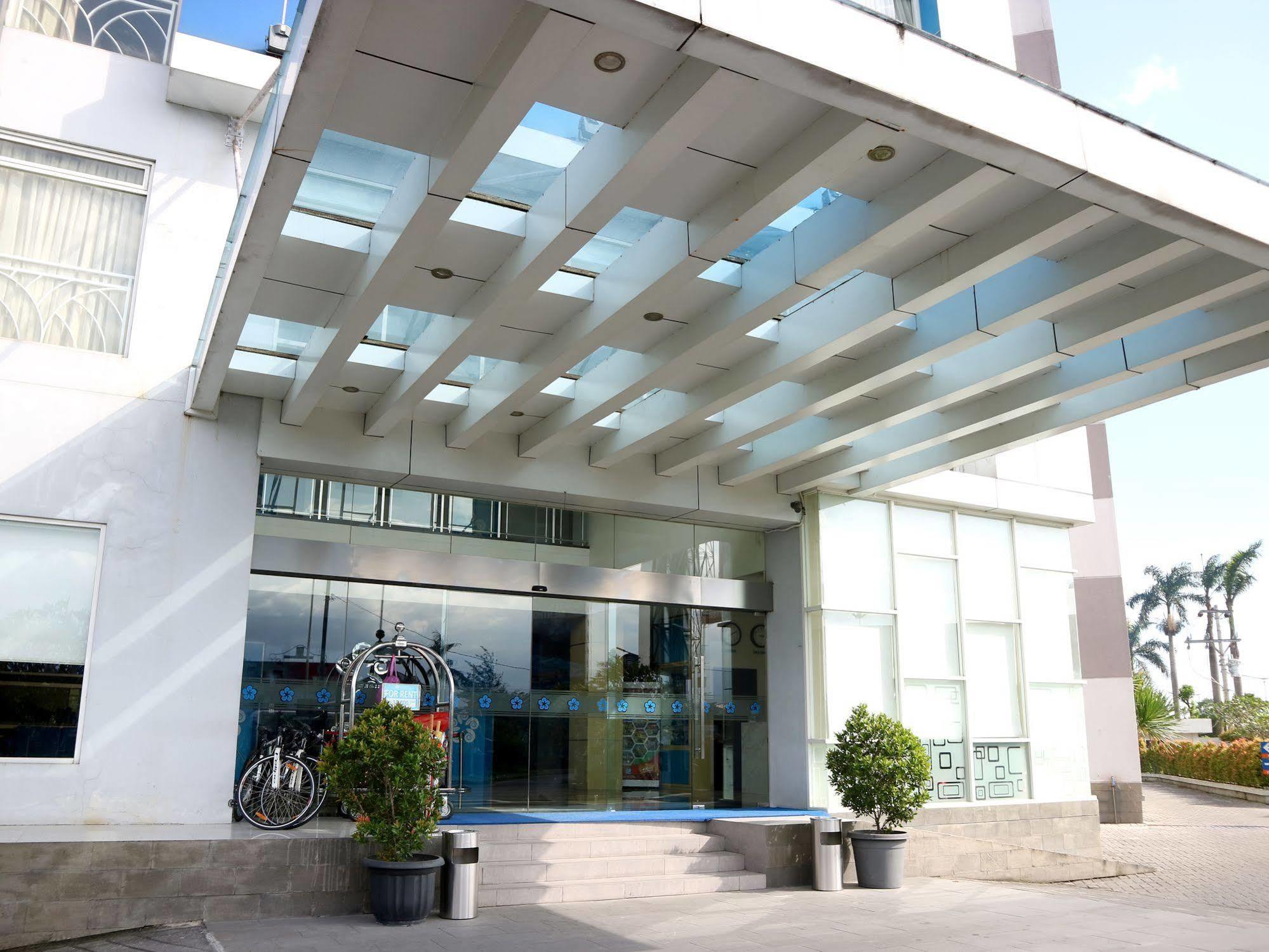 Hotel Brothers Biru Solo Baru Kültér fotó