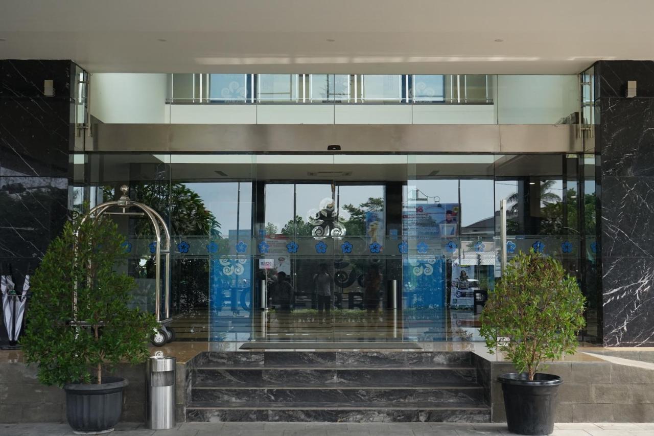 Hotel Brothers Biru Solo Baru Kültér fotó